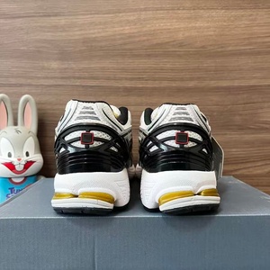 Chaussures de sport élégantes et simples à surface en filet, conçues par des experts de premier plan, avec des caractéristiques de qualité supérieure et respirantes - Product Image 3