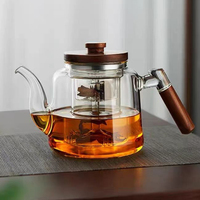 Carafe à thé et café minimaliste en verre borosilicate de haute qualité, résistante à la chaleur (800 ml), avec infuseur et base en bois massif, personnalisable avec logo.