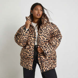 Chaqueta acolchada personalizada con estampado de leopardo para mujer, ropa premium para mujer, a prueba de viento, con cierre de cremallera y bolsillos laterales. - Product Image 1