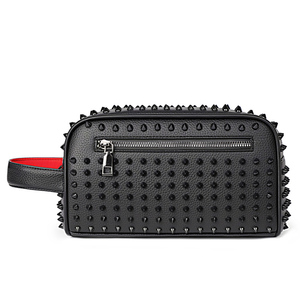 Vendita calda borse <span class=keywords><strong>da</strong></span> <span class=keywords><strong>uomo</strong></span> di fascia alta <span class=keywords><strong>in</strong></span> <span class=keywords><strong>pelle</strong></span> sintetica alla moda borse rivettate alla moda con chiusura a cerniera fodera <span class=keywords><strong>in</strong></span> poliestere stile donna - Product Image 1
