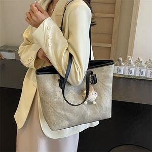Sac fourre-tout en cuir PU à fermeture éclair à une épaule tendance pour femmes avec grande capacité Sac de voyage - Product Image 3