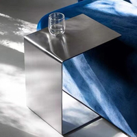 Table d'appoint minimaliste italienne, table de chevet en forme de C de style zen minimaliste, table d'angle mobile de luxe de designer