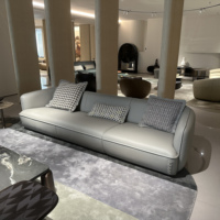 Premium italienisches minimalist isches gerades Sofa aus dickem Leder für Innenräume und Wohnzimmer in der Grand Villa
