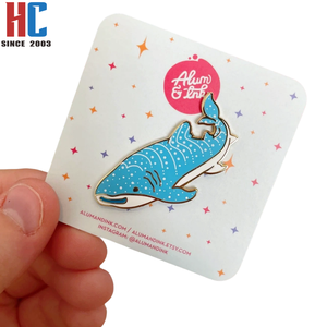Épinglette en émail moderne plaquée or, motif requin baleine, thème vie marine, créatures océaniques et d'aquarium, cadeau artisanal, fabrication sur mesure, 20 ans d'expérience en usine - Product Image 3