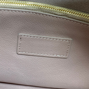 Bolso minimalista de alta calidad, diseño minimalista de negocios para mujer, estilo profesional elegante. - Product Image 6