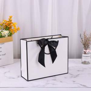 Bolsa de Papel para Compras con Estampado en Caliente, Bolsa de Papel de Lujo Personalizada para Ropa, Fiestas, Color Rosa y Blanco, para Regalo con Asa de Listón - Product Image 4