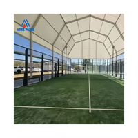 Terrain de padel panoramique de haute qualité avec gazon artificiel et abri extérieur