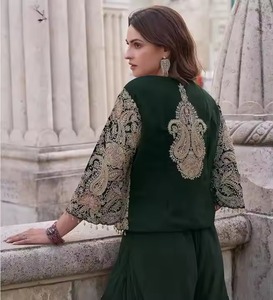 Exquisito Traje Sharara Étnico Indio y Pakistaní, Diseñado con Lujosa Seda Banarasi, Detalles Modernos en Tela Pesada - Product Image 3