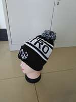Chapeaux de ski d'hiver en acrylique de laine de haute qualité de logo personnalisé en gros, bonnet pompon teint en forme de crâne, bonnet tricoté en jacquard à pompons