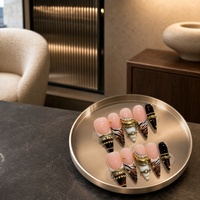 Faux ongles à presser en acrylique rose nude, forme amande moyenne, avec motifs léopard, floraux et perles dorées pour la décoration des doigts