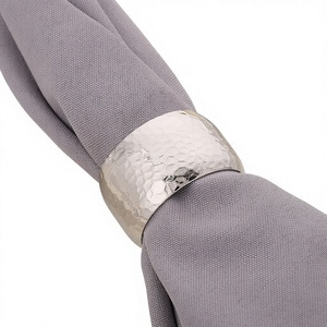 <span class=keywords><strong>Eleganti</strong></span> Anelli <span class=keywords><strong>Portatovaglioli</strong></span> Rotondi Martellati, Set Decorativo Oro e Argento per Banchetti e Matrimoni - Product Image 4
