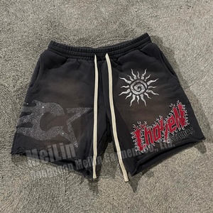 Shorts vintage pour hommes en coton molletonné French Terry, délavés à l'acide, à bords bruts, avec cordon de serrage, design personnalisé et strass effet vieilli - Product Image 2