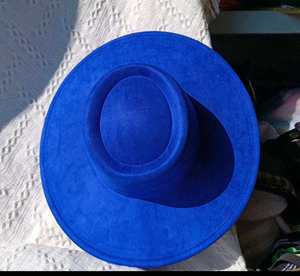Sombreros Fedora de Gamuza en Colores Personalizados 2024 para Mujer, Copa Redonda, Ala de 9.5 Pulgadas, MOQ 40 Piezas por Color - Product Image 4