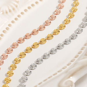Bracciale a catena con girasole personalizzabile in acciaio inossidabile, impermeabile, minimalista ed elegante, ideale per l'uso quotidiano o come regalo per cugini. - Product Image 2