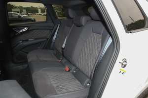 Audi Q4 <span class=keywords><strong>E</strong></span>-<span class=keywords><strong>tron</strong></span> 50 <span class=keywords><strong>E</strong></span>-<span class=keywords><strong>tron</strong></span> quattro Edición <span class=keywords><strong>2024</strong></span>, SUV Urbano de Lujo para Jóvenes Profesionales Modernos - Product Image 4