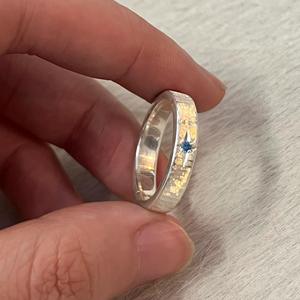 Bague en argent pur S925 avec petit diamant bleu, design de niche, inspirée de la mode coréenne, bague pour l'index avec halo d'étoiles brossé - Product Image 4