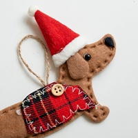 Nouvelles décorations créatives européennes pour sapins de Noël : poupées chien teckel en tissu, chapeaux, écharpes et clochettes