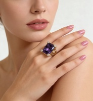 Bague de fiançailles et de mariage classique pour femme en acier inoxydable plaqué or 18 carats avec zircon violet grand carré et accents de diamants