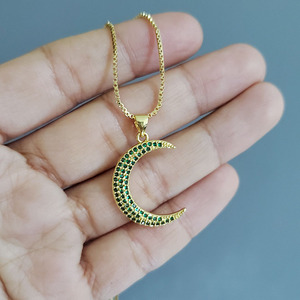 Collana NZ1179 con Ciondolo Luna Placcato Oro, Pendente a Mezzaluna con Micro Pavé di Zirconi per Donne - Product Image 5