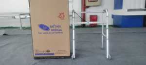 אלומיניום כלכלי קבוע עומד ווקר ללא גלגלים בשימוש עבור קשישים ונכים אנשים - Product Image 4