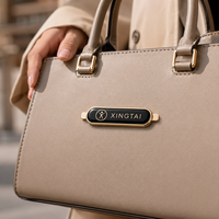 Plaque de logo en métal en alliage de zinc émaillé noir brillant ovale personnalisée de luxe pour vêtements, sacs à main et accessoires