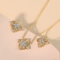 Mylove Ensemble Collier et Boucles d'Oreilles Clous Trèfle en Filigrane de Laiton Plaqué Or 18K avec Zircone Cubique, Motif Floral Creux Vintage Personnalisé, Vente en Gros