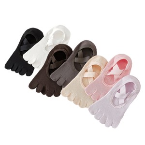Chaussettes de danse à lanières croisées sans talon, chaussettes professionnelles de yoga et de Pilates à cinq doigts, chaussettes en coton pour femmes, chaussettes à orteils séparés - Product Image 1