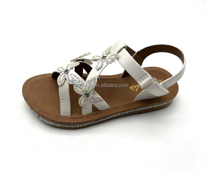 Precio barato de fábrica nueva llegada bonito diseño de flores OEM logotipo personalizado inyección de PVC suela plana zapatos para niños sandalia para niñas - Product Image 2