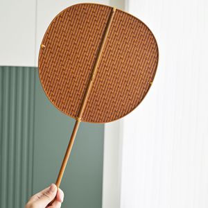 Éventail en bambou tressé avec manche en feuille de palmier, fait main, naturel, pour rafraîchissement estival et décoration intérieure - Product Image 4
