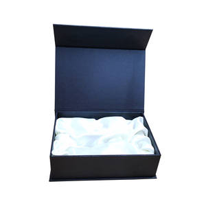 Boîte d'extension de cheveux élégante à couvercle à rabat magnétique personnalisé avec logo de luxe noir Jolie boîte à perruque doublée de satin - Product Image 3