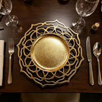 Assiette de service de luxe artistique contemporaine dorée ajourée à motif toile, durable pour la restauration fine moderne et les mariages