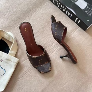 Chaussures de créateur de luxe minimalistes en gros de Guangzhou pour femme, à talon moyen, rose pastel, bout ouvert, en cuir souple avec doublure en cuir, pour l'été et le quotidien - Product Image 4