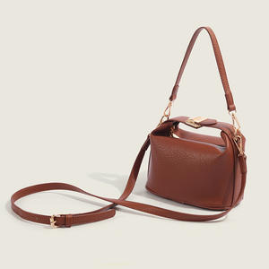 Sac à main rouge-brun populaire pour petites femmes, avec un design de sac à bandoulière haut de gamme type boîte à lunch - Product Image 4