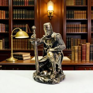 Statuetta di Cavaliere Templare Inginocchiato in Resina Effetto Bronzo Antico, Statua di Guerriero Medievale in Armatura per Decorazione da Scrivania e Regalo - Product Image 1