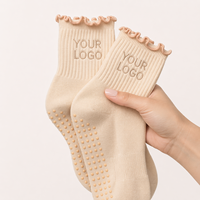 Chaussettes de yoga antidérapantes en coton à volants avec logo brodé personnalisé pour femmes