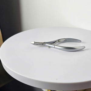 Alicates de Acero Inoxidable para Cutículas, Cortaúñas Afilado con Logotipo Personalizado OEM para Marcas de Salón de Belleza de Marca Privada - Product Image 1