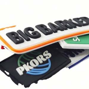 Étiquettes de vêtements écologiques personnalisées avec pli final, fabriquées par un fabricant designer, étiquettes de marque 3D pour vêtements - Product Image 1