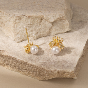Pendientes de abeja con perlas y diseño dorado para mujer, joyería de moda. - Product Image 2