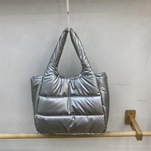 กระเป๋าสะพายไหล่บุนวมสำหรับผู้หญิงทำจากผ้านุ่มใส่โลโก้ได้ตามต้องการ - Product Image 1