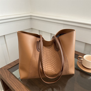 2025 vendita calda di grande capacità borsa Tote a spalla singola modello di coccodrillo da donna elegante e minimalista - Product Image 1