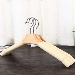 Cintre <span class=keywords><strong>de</strong></span> robe <span class=keywords><strong>de</strong></span> mariée moderne classique haute qualité en caoutchouc enduit en <span class=keywords><strong>bois</strong></span> perle <span class=keywords><strong>laine</strong></span> élégant cintre en <span class=keywords><strong>bois</strong></span> <span class=keywords><strong>pour</strong></span> le nettoyage <span class=keywords><strong>de</strong></span> la garde-robe Double - Product Image 1