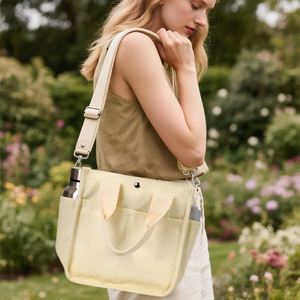 Sac fourre-tout en toile beige avec poches latérales pour bouteille d'eau et bouton-pression pour le bureau, les pique-niques et le transport de repas bento - Product Image 5