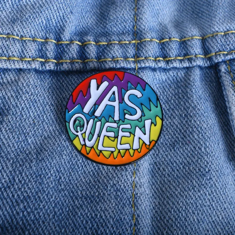 Pin esmaltado colorido para hombre y mujer, insignias de dibujos animados, letras QUEEN, broches de arcoíris, 20375-4