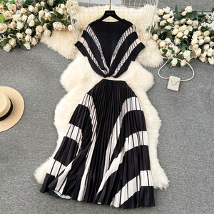 Ensemble de 2 pièces pour femmes, t-shirt à manches courtes imprimé plissé, jupe longue plissée mi-corps, tendance - Product Image 4