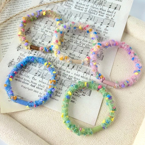 Attaches pour cheveux en fil coloré avec éléments floraux, haute élasticité pour un usage quotidien, accessoires pour cheveux pour femmes, forme ronde, fabriquées à la main - Product Image 1