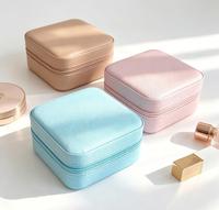 Boîte de rangement pour petites boucles d'oreilles, luxueuse, mignonne, en gros, portable, en cuir, carrée, boîte cadeau, organisateur de bijoux