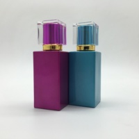 Flacons de parfum en verre coloré personnalisés avec bouchon à vis, logo sérigraphié, forme rectangulaire, fond carré, diffuseur à roseaux