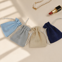 Pochette à bijoux en microfibre gris ZXF avec cordon de serrage, personnalisable avec logo, idéale pour la gravure laser