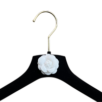 Elegante schwarze Samt Kamelie Schaufenster puppen Set ABS Stilvolle Mantel & Rock Kleiderbügel für Schrank Organisation aus strap azier fähigem Kunststoff