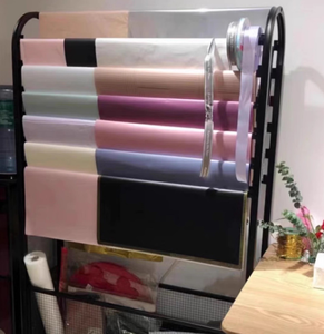 Présentoir de boutique florale moderne Nouveaux rubans de papier d'emballage de fleurs sur pied Cordes de satin Présentoir d'étagère florale colorée - Product Image 3